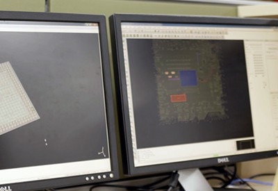 屏幕上显示 CAD 绘图的计算机显示器
