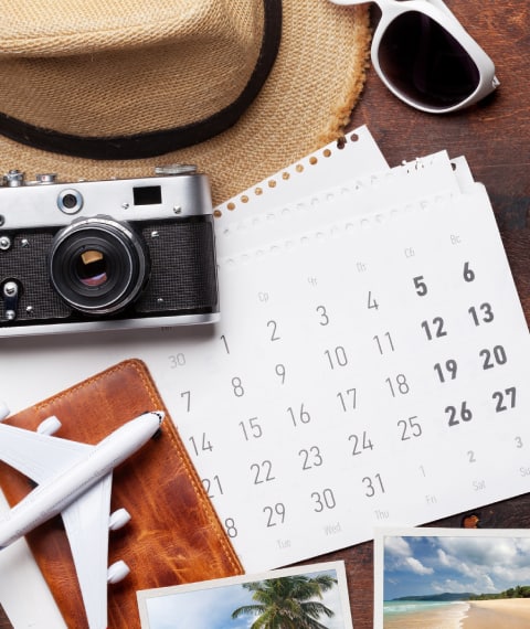 机の上の模型飛行機、カレンダー、カメラ、日よけ帽子、眼鏡の画像