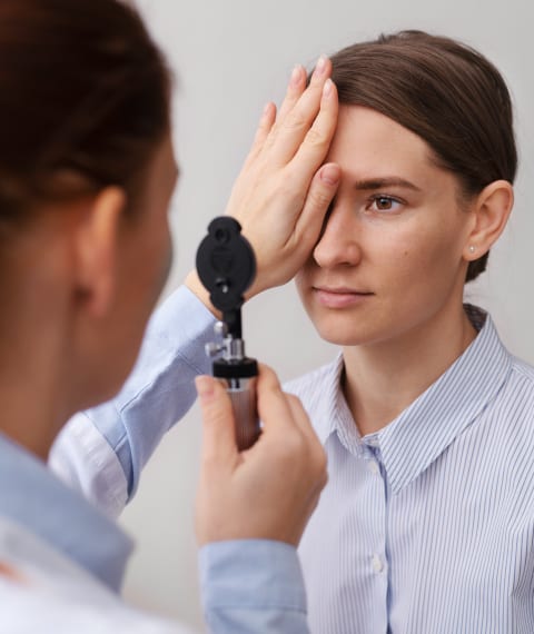 患者の眼科検査を行う眼科医の画像