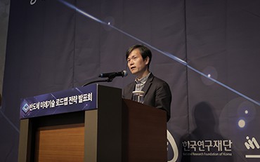 WonDo Chul on stage presenting