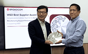 Amkor Manager receiving award from Broadcom