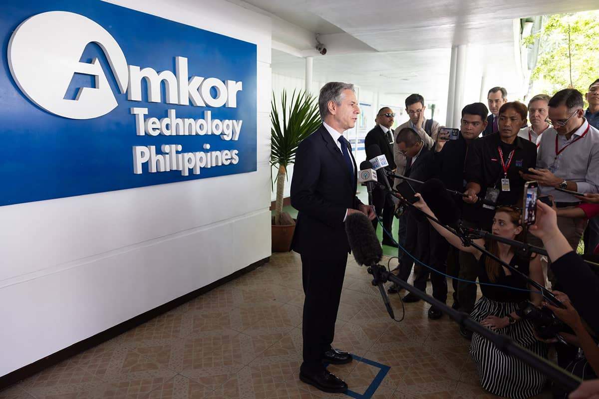 2024 年 3 月 19 日，国务卿安东尼·布林肯 (Antony J. Blinken) 在菲律宾马尼拉参访 Amkor Technology。（国务院官方照片，Chuck Kennedy 摄）