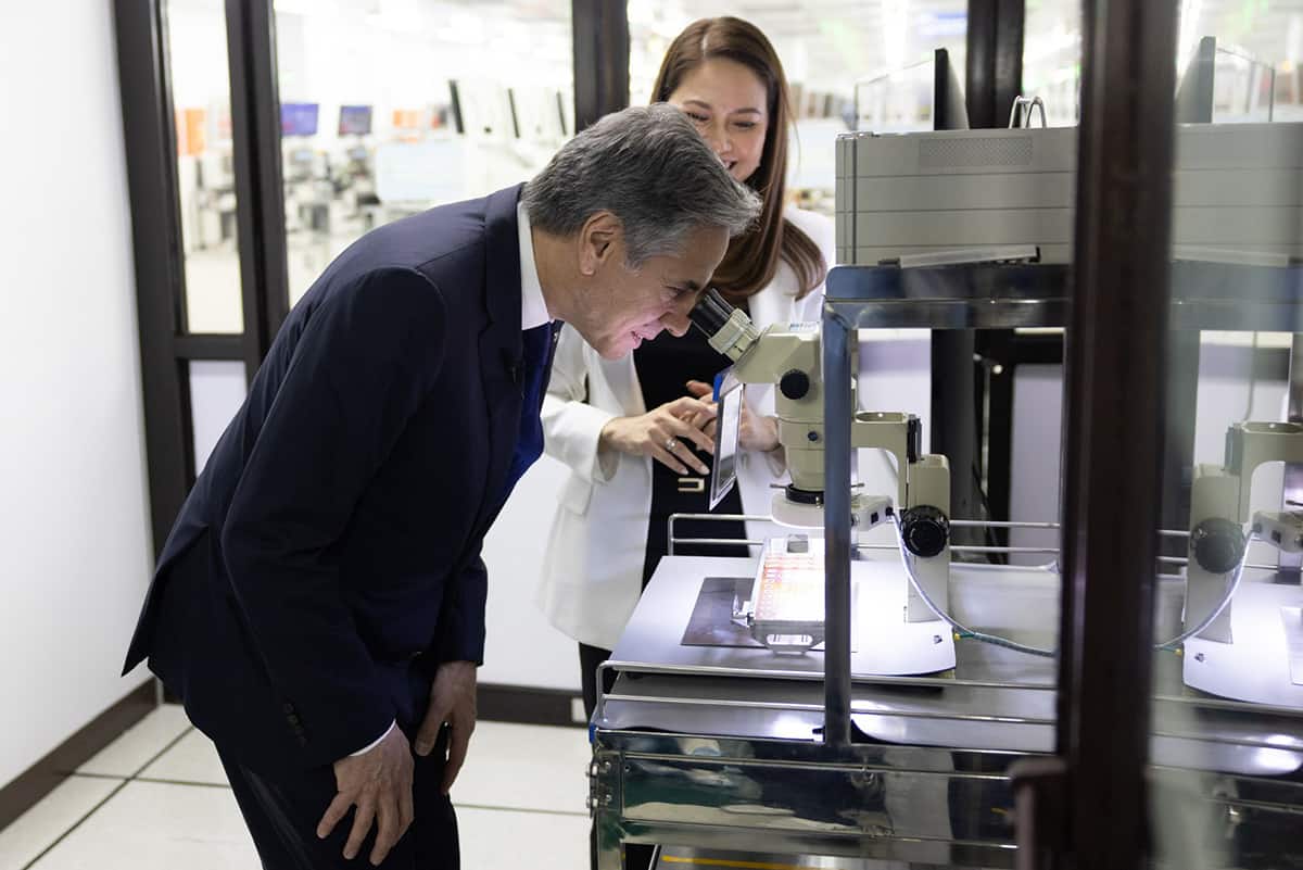 Secretary Antony J. Blinken participates in a tour of Amkor Technology in Manila, the Philippines, March 19, 2024. (Official State Department photo by Chuck Kennedy)