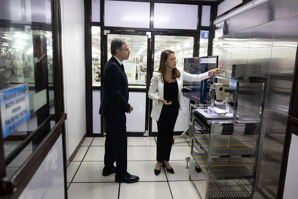 Secretary Antony J. Blinken participates in a tour of Amkor Technology in Manila, the Philippines, March 19, 2024. (Official State Department photo by Chuck Kennedy)